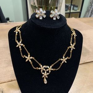 Gorgeous vintage Monet necklace and earrings set